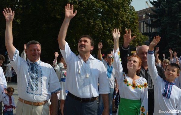 Лучани у вишиванках вибудували ключик від міста. ФОТО