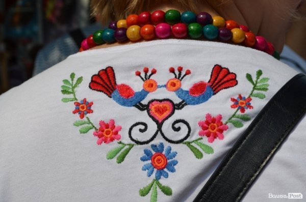 Лучани у вишиванках вибудували ключик від міста. ФОТО