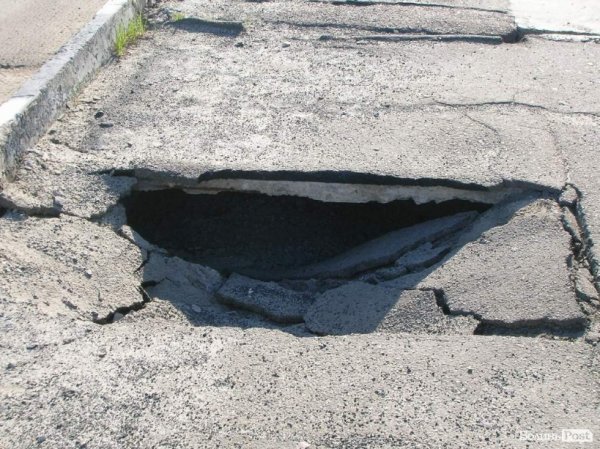На мості у Луцьку – метрові дірки. ФОТО