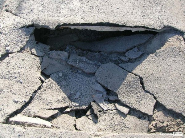 На мості у Луцьку – метрові дірки. ФОТО