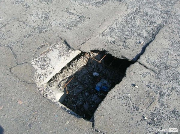 На мості у Луцьку – метрові дірки. ФОТО