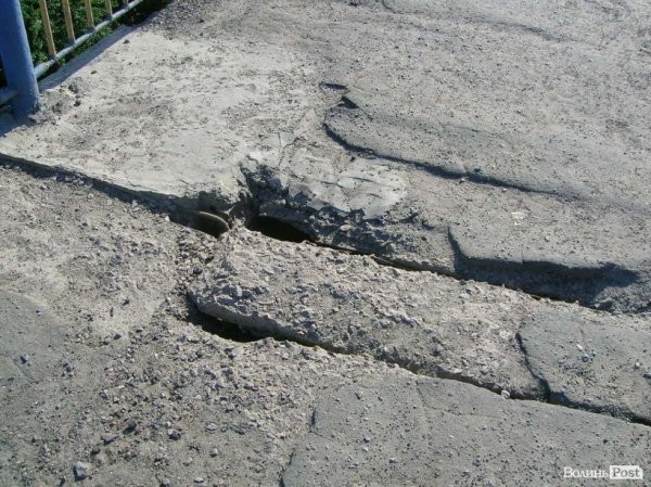 На мості у Луцьку – метрові дірки. ФОТО