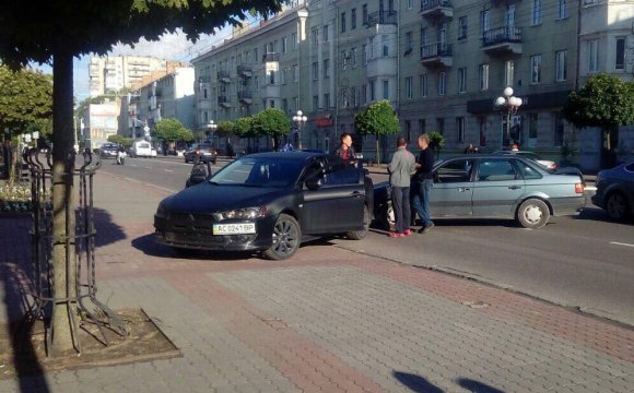 На Волі Mitsubishi заднім ходом протаранило Volkswagen