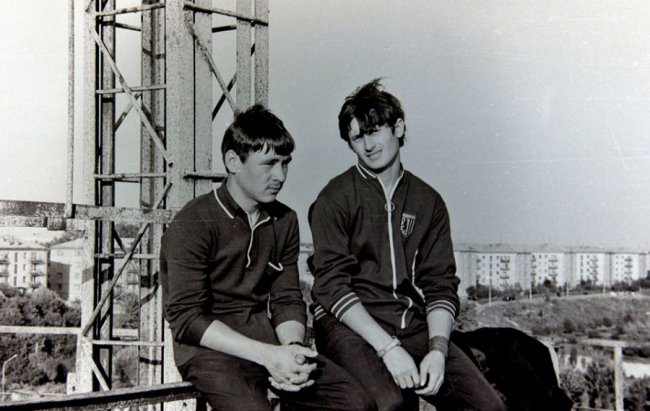 У центральному парку Луцька можна було стрибнути з парашутом. РЕТРОФОТО