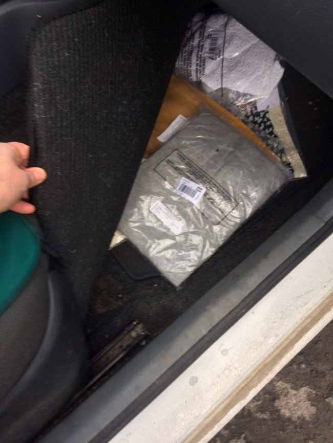 На волинській митниці затримали дві автівки, які незаконно перевозили з Польщі одяг