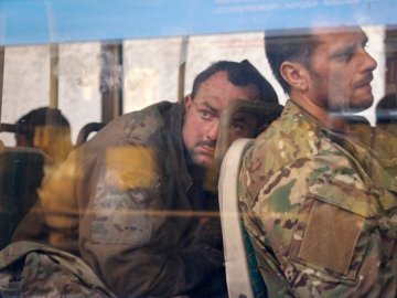 Родичі захисників Маріуполя закликали гарантів безпеки, Червоний Хрест та ООН, завадити «трибуналу» над азовцями