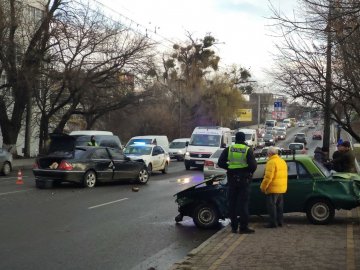 У Луцьку – аварія з потерпілими: зіткнулися Mercedes та ВАЗ. ВІДЕО