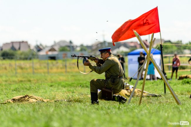 Патріотичні гутірки та захопливі бої: як минає другий день атмосферного «Бандерштату». ФОТО