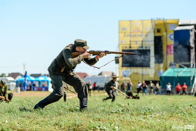 Патріотичні гутірки та захопливі бої: як минає другий день атмосферного «Бандерштату». ФОТО
