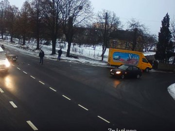 У селі під Луцьком хлібовоз врізався у легковик. ВІДЕО