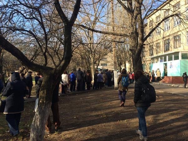 Погрози, бунти і «заманухи»: на Донбасі силою проводять «вибори». ФОТО