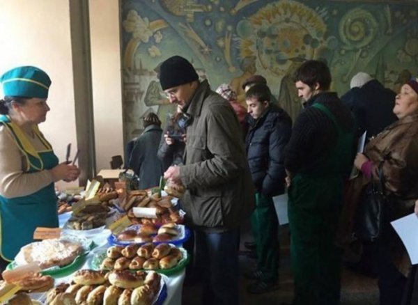 Погрози, бунти і «заманухи»: на Донбасі силою проводять «вибори». ФОТО