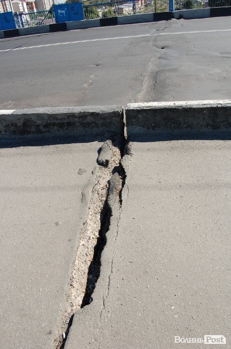 Луцькі «мости на мільйон» сипляться. ФОТО