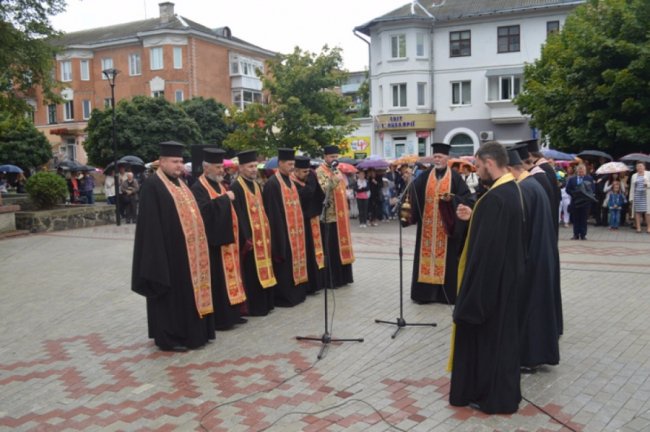 У жовто-блакитному одязі та з парасолями: у Ковелі відзначили День Прапора