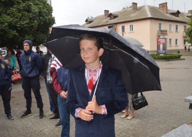 У жовто-блакитному одязі та з парасолями: у Ковелі відзначили День Прапора