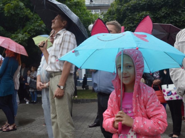 У жовто-блакитному одязі та з парасолями: у Ковелі відзначили День Прапора