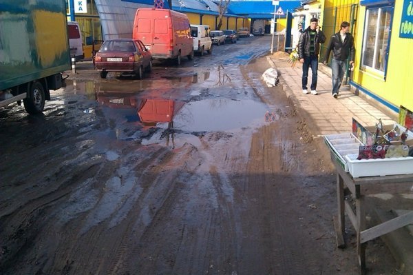 На Волині підприємці не можуть поділити ринок з автомобілістами. ФОТО