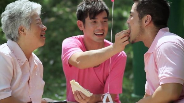  Сінгапур - місце вкрай консервативне, так що, можливо, не дивно, що гомосексуалізм вважається там незаконним. Дивує інше: до чоловіків і жінок нетрадиційної орієнтації в цій країні ставляться по- різному. Поза законом тут тільки геї