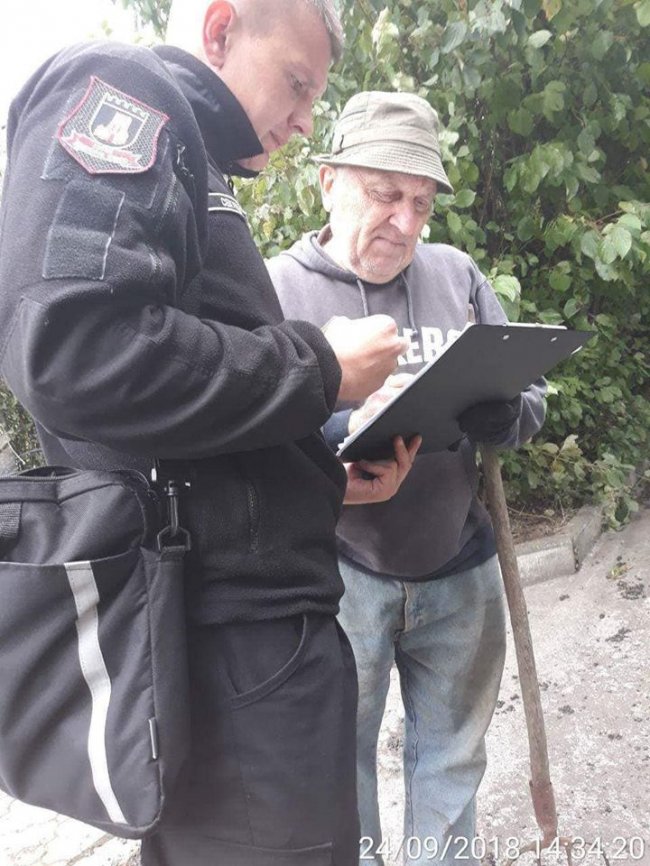 Муніципали спіймали лучанина, який перетворював вулицю на звалище