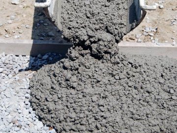 У Луцьку дорогу обляпали бетоном