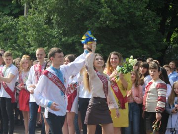 Щасливі посмішки і теплі спогади: у луцькій ЗОШ №11 пролунав останній дзвінок. ФОТО