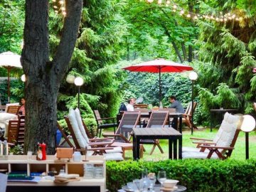 Послаблення карантину: в Україні дозволили пересуватися групами та сидіти компаніями на терасах