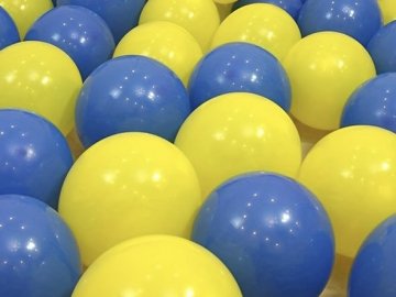 У Польщі жінка публічно закликала лінчувати сусідів-українців за жовто-блакитні кульки. ВІДЕО
