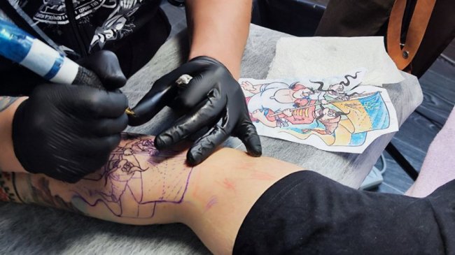 Тату-майстер з Рубіжного б'є патріотичні малюнки у Луцьку. ФОТО. ВІДЕО