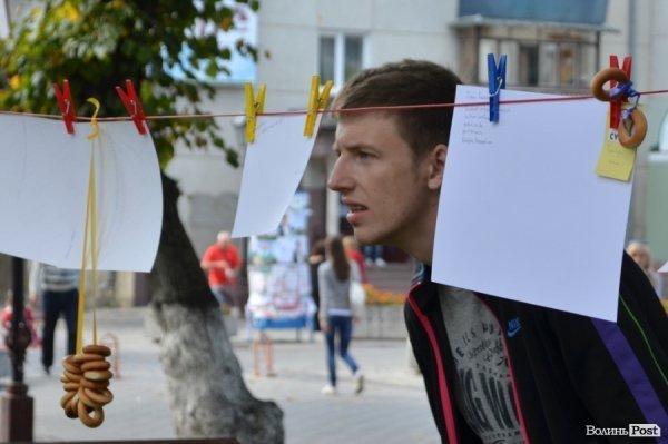 Фото на мотузках: у Луцьку стартувала мистецька «Сушка». ФОТО  