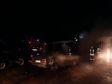 У Володимирі горів гараж: від вогню врятували легковик і мотоцикл