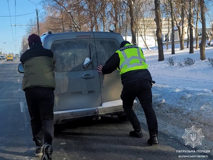 Волинські патрульні показали, як допомагають водіям на дорогах. ФОТО