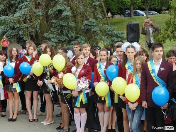 Останній дзвінок у Луцьку: четверта гімназія. ФОТО