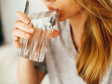 Скільки води потрібно пити та як це робити правильно: поради луцької тренерки