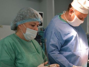 На Волині 18-річній дівчині пересадили нирку від рідної матері
