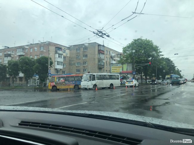 На перехресті біля «Лучеська»  – аварія з двома маршрутками. ФОТО