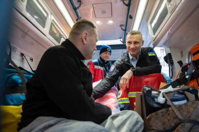 Перші 13 українських захисників вирушили до Берліна, де їм встановлять інноваційні протези, – Кличко