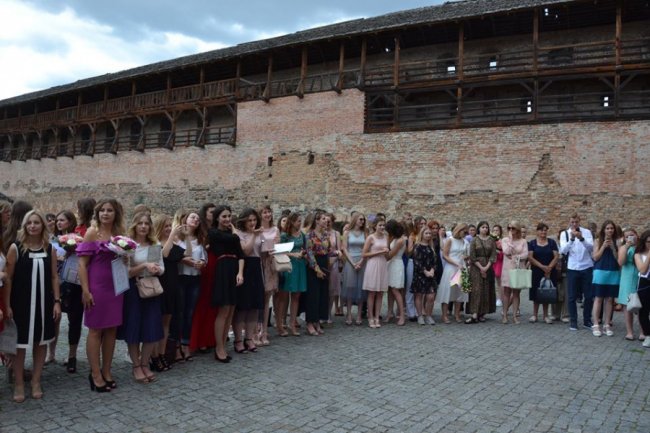 У Луцькому замку для новоспечених філологів та журналістів влаштували випускний