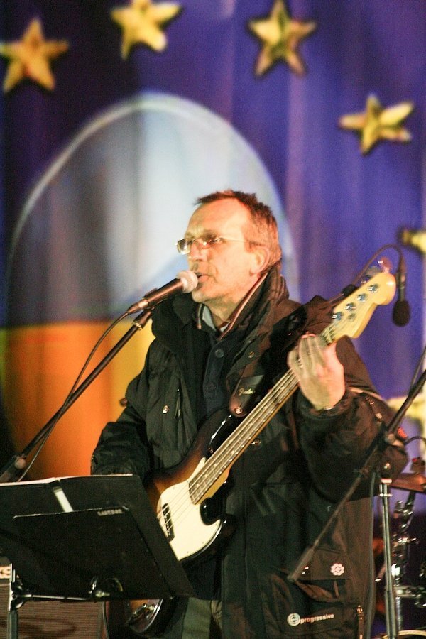 У Луцьку музиканти розважали люд на Євромайдані. ФОТО