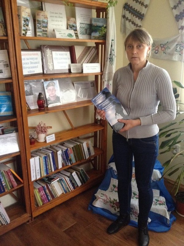 У школи під Луцьком передали книги про загиблих Героїв