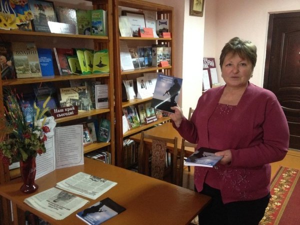 У школи під Луцьком передали книги про загиблих Героїв