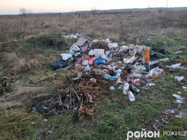 Біля волинського озера – стихійне сміттєзвалище. ФОТО