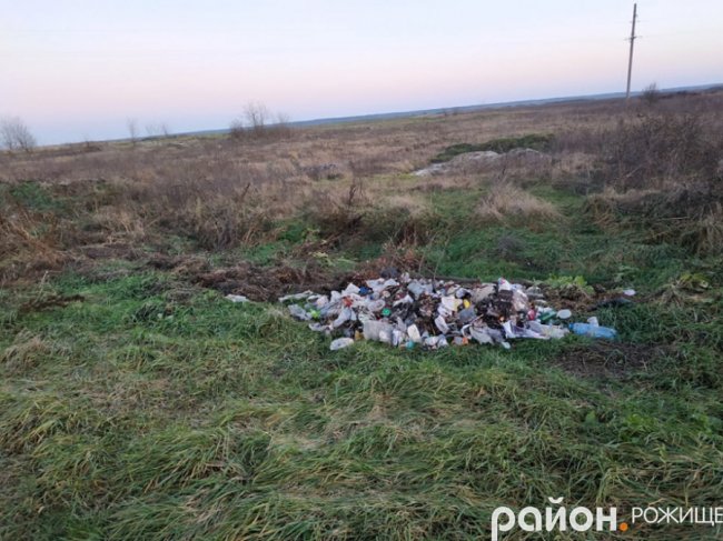 Біля волинського озера – стихійне сміттєзвалище. ФОТО