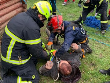 На Волині рятувальники дістали людину з колодязя. ФОТО
