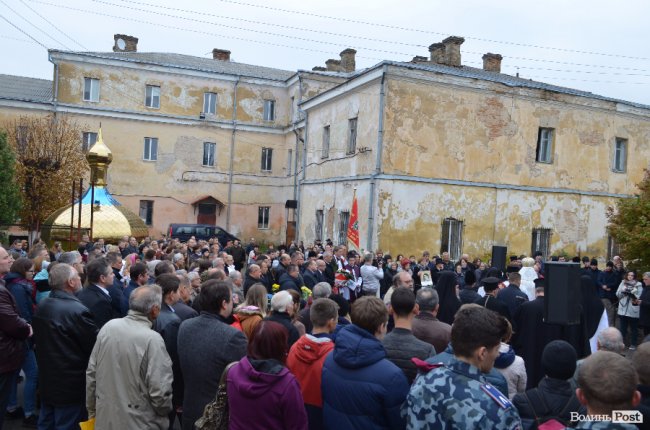 «Їхні душі нарешті знайшли спокій», - у Луцьку перепоховали рештки розстріляних в'язнів
