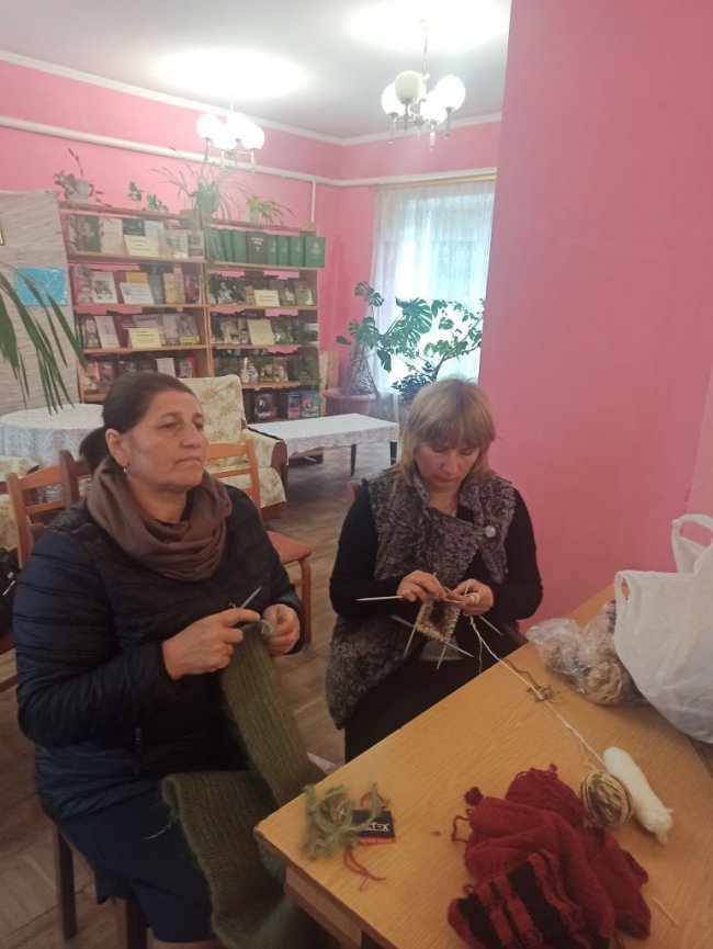 У селі на Волині жінки об'єдналися, аби в'язати шкарпетки для бійців
