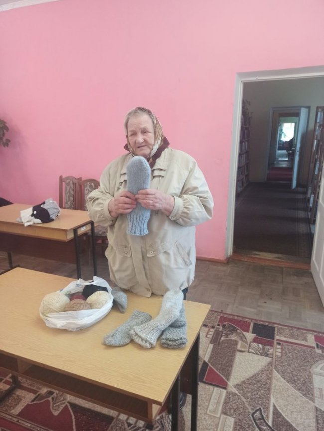 У селі на Волині жінки об'єдналися, аби в'язати шкарпетки для бійців