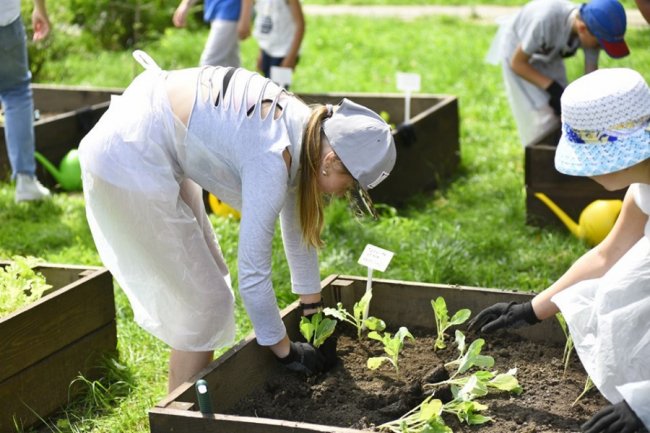 Як у луцькому зоопарку особливі дітки город садили. ФОТО