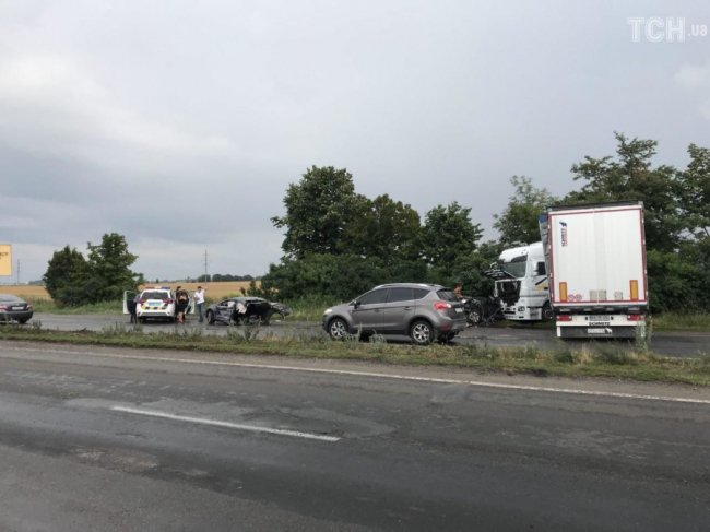 Вантажівка виїхала на зустрічну і «розрізала» навпіл легковик. ФОТО