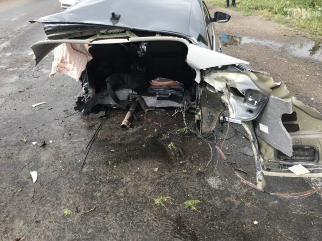 Вантажівка виїхала на зустрічну і «розрізала» навпіл легковик. ФОТО