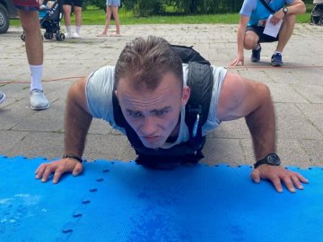 У Луцьку нацгвардієць виконав одне з найважчих спортивних випробувань для військових. ФОТО